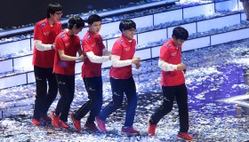 【T1状态火热】 轻松碾压！T1直落两局横扫GEN，Faker沙皇完美一推定乾坤！LCK的恐怖统治力！